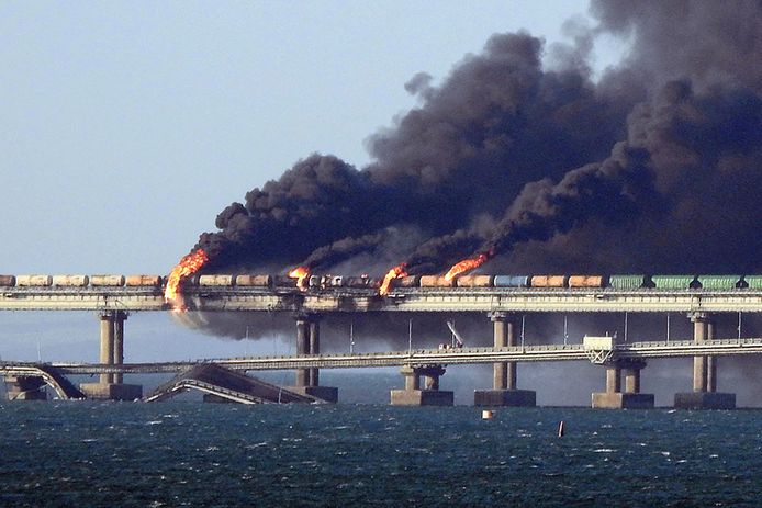 De gebombardeerde Kerch-brug die de Krim met Rusland verbindt, foto genomen op 8 oktober 2022.