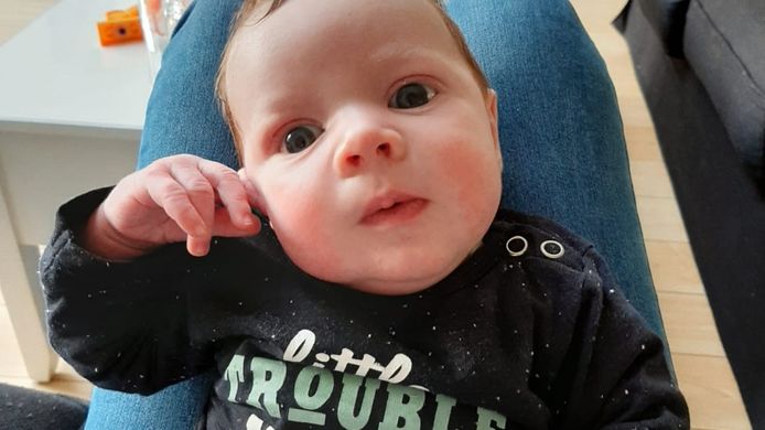 De amper zes weken oude Tyler. Hij werd gisteren opgenomen in een Nederlands ziekenhuis met corona.