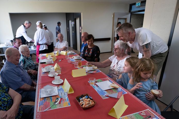 Leerlingen van De Rooi Pannen maakten goulashsoep naar recept van Betty Karacsoni (vierde van links) voor bewoners van woonzorgcentrum De Horst-Kronehoef in Eindhoven.