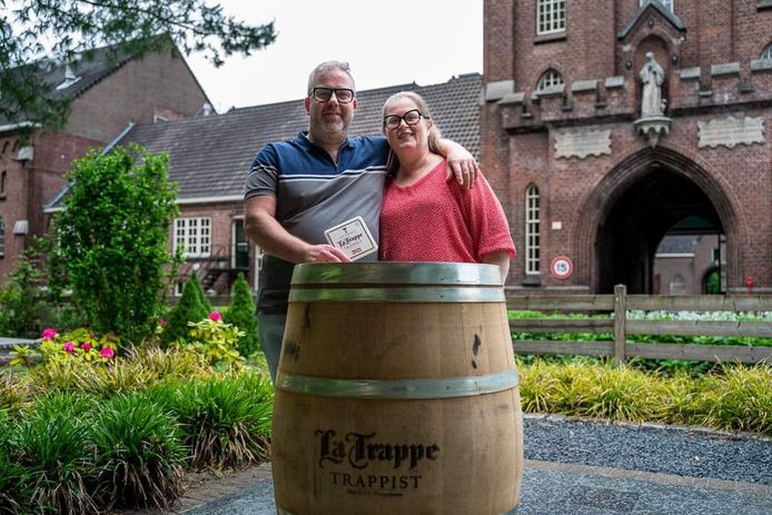 Dirk en Ruth gingen hun bordje van 'Trappist Gouverneur' in ontvangst nemen in de brouwerij van La Trappe in Tilburg