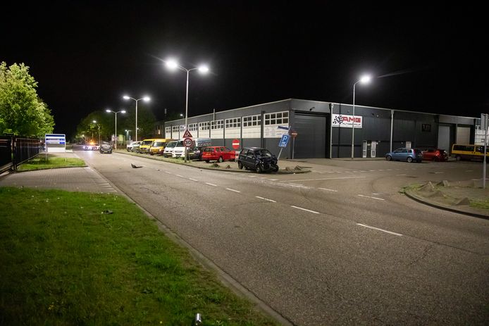 Bij de botsing op de Leemstraat in Roosendaal zijn twee inzittenden gewond geraakt. De bestuurder van de andere auto is meegenomen naar het politiebureau.