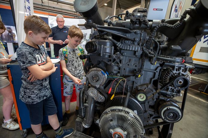 Jeugdige interesse voor een motorblok.