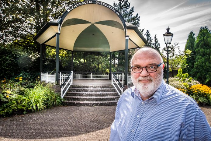 Henk Filipsen bij de muziekkoepel in hartje Overdinkel, het ‘prachtige dorp‘  waar hij al 34 jaar met veel plezier woonachtig is.