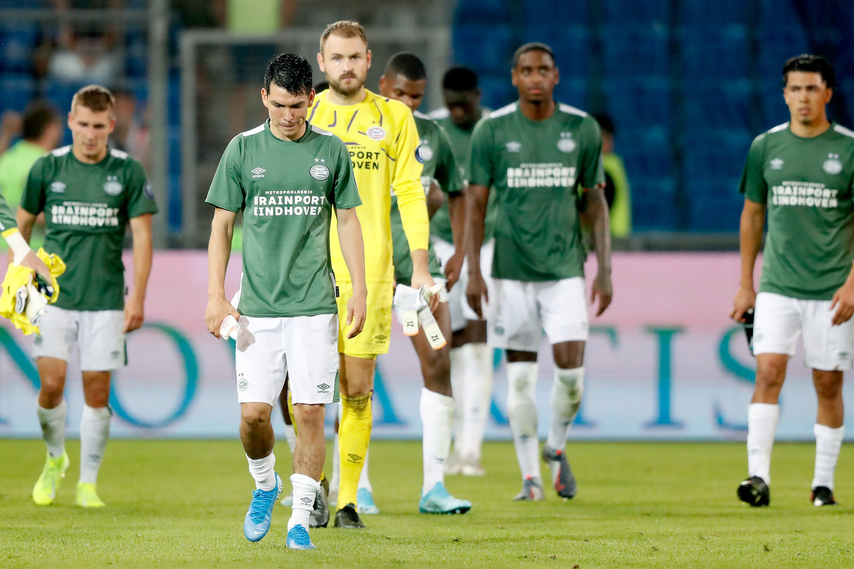 PSV-spelers druipen ontgoocheld af na de nederlaag in Basel. Beeld BSR Agency