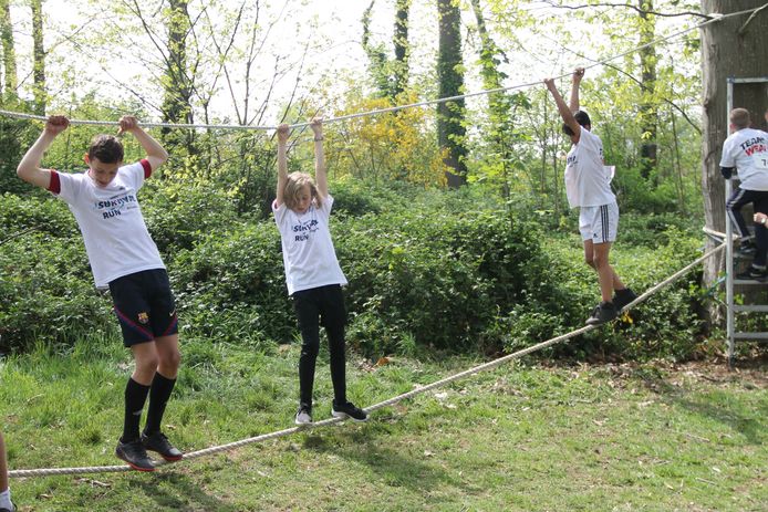 Eerste Survival Run laat jongeren rennen, springen, vliegen, duiken ...