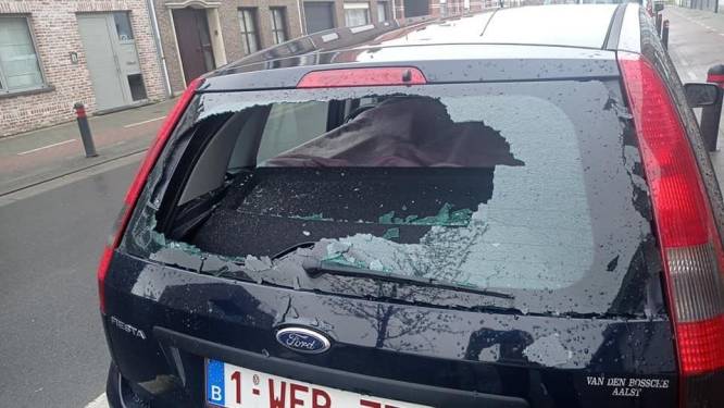 Achterraam gesneuveld en vier banden stuk van geparkeerde wagen