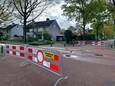 Een lek in de riolering van de Hertoglaan in Vught heeft voor een verkeersafsluiting gezorgd.