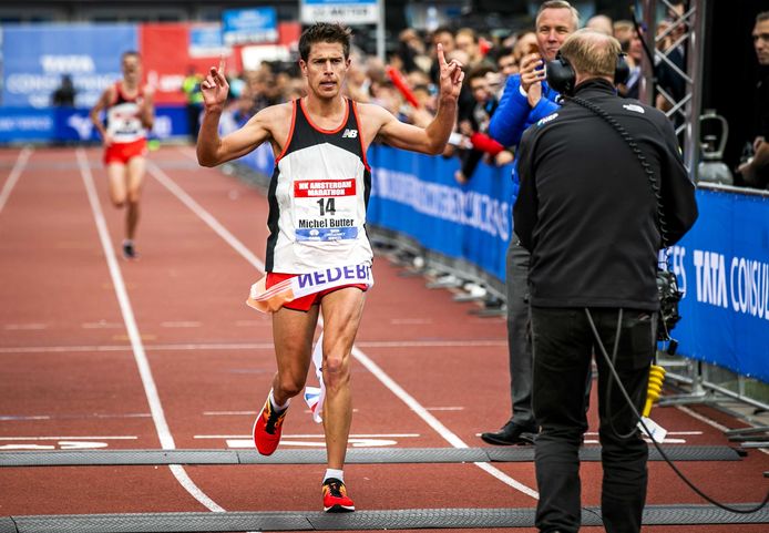 Michel Butter komt over de finish in het Olympisch Stadion tijdens de TCS Amsterdam Marathon 2018 en grijpt de nationale titel. Ook bij deze editie is er weer publiek aanwezig.