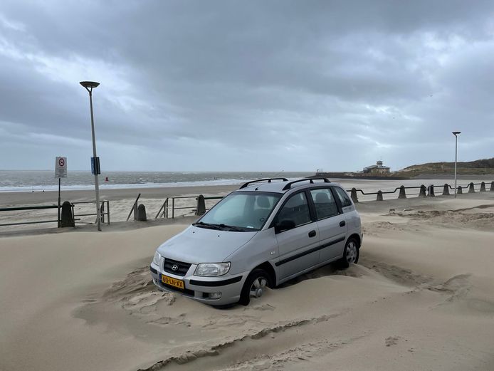 Een auto zit vast in het zand op de Boulevard in Vlissingen.