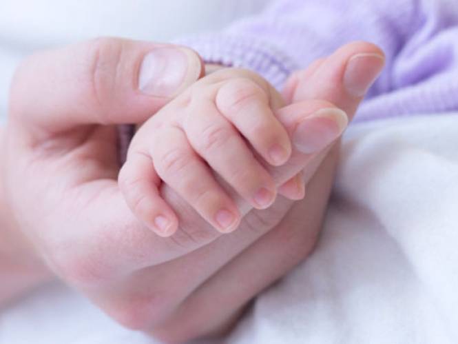 Onthaalmoeder voor rechter voor dooreenschudden van zes maanden oude baby