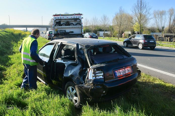 De gehavende auto kwam tot stilstand op de groene middenberm van de A19 in Ieper.