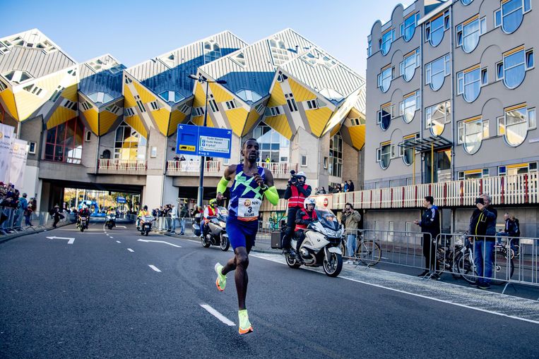Bashir Abdi  op weg naar de overwinning van de marathon van Rotterdam.  Beeld Robin Utrecht / ANP