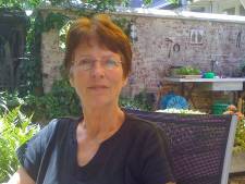 Vrekkenkrant-oprichter Hanneke van Veen (76) leeft nog steeds zuinig: ‘Douche koud en in het donker’
