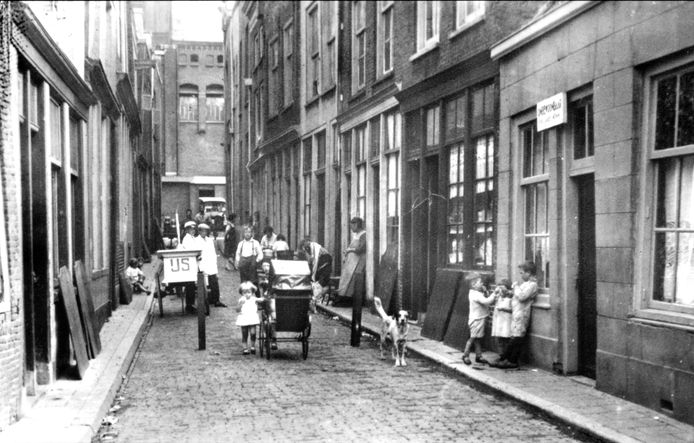 De Riedijkstraat omstreeks 1930. In de achtergrond de gasfabriek