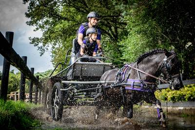 Juul (9) is een van de jongste menners: ‘Stiekem vind ik dit leuker dan op een paard rijden’