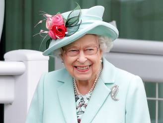 “Na de dood van prins Philip droeg ze bewust een felrood pak.” 3 royaltywatchers over de iconische stijl van de Queen