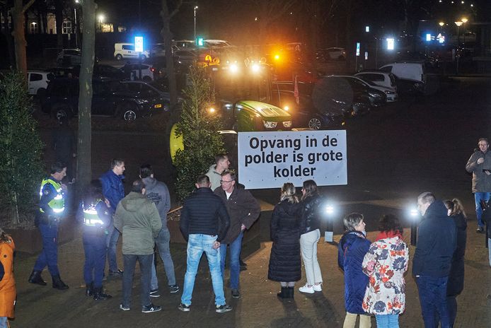 Protest met een trekker, vlak voordat de vergadering donderdag start.