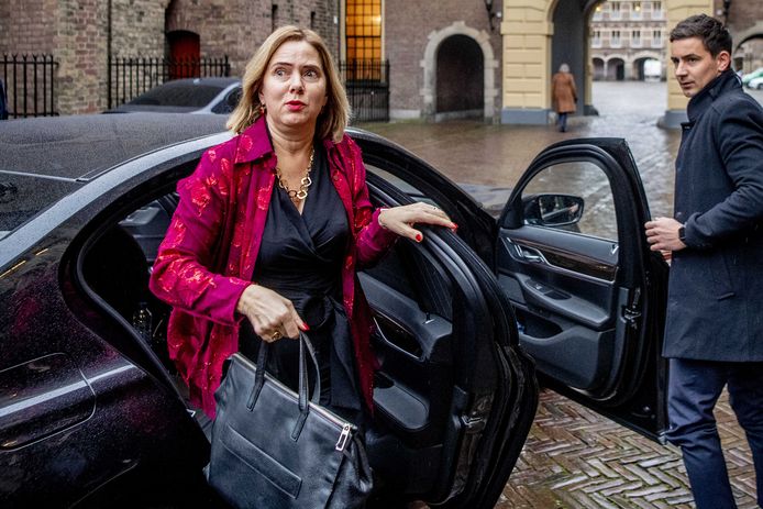 Minister Cora van Nieuwenhuizen (VVD) bij aankomst op het Binnenhof voor de wekelijkse ministerraad.