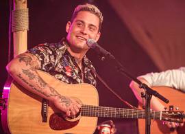 Douwe Bob gaat trouwen: “Ik voel me *compleet”