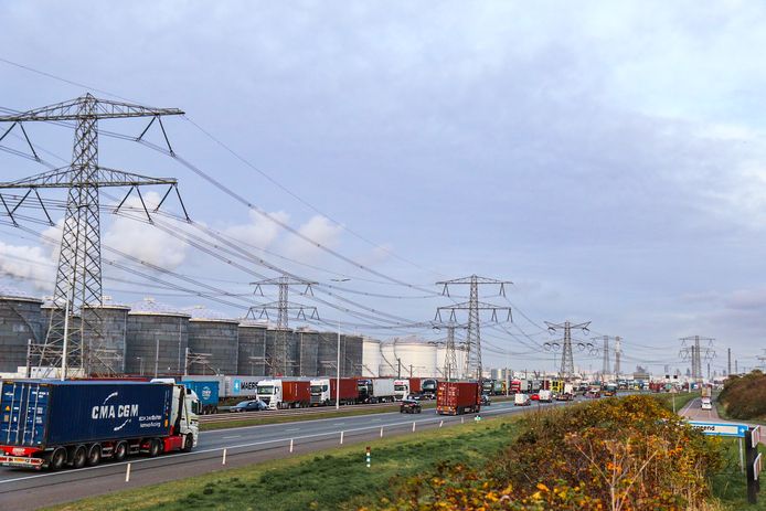 Door actievoerders van United Dockers staat het verkeer op de Maasvlakte muurvast.
