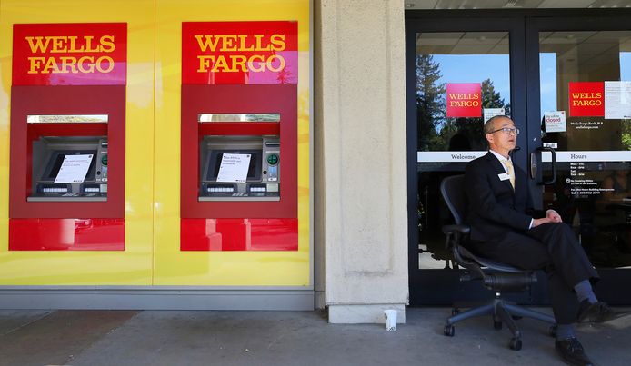 Een bankbediende bij Wells Fargo staat paraat om klanten te woord te staan.