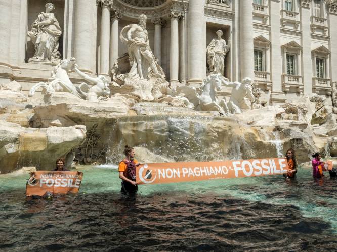 KIJK. Klimaatactivisten kleuren water van Trevifontein in Rome zwart: actie lokt veel boegeroep uit