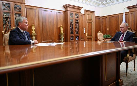 Vladimir Poetin aan de tafel met Doema-voorzitter Vjatsjeslav Volodin.