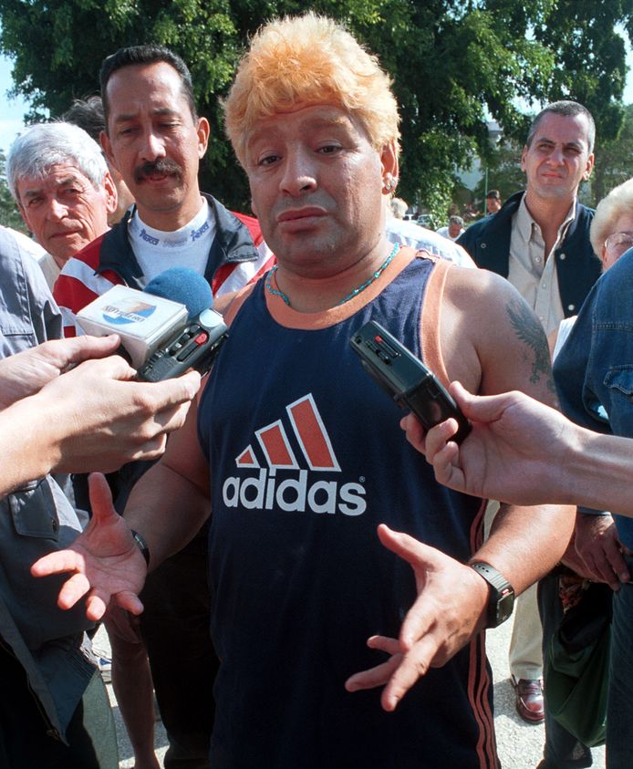 Maradona staat de Cubaanse pers te woord over zijn behandeling, op 28 januari 2000.
