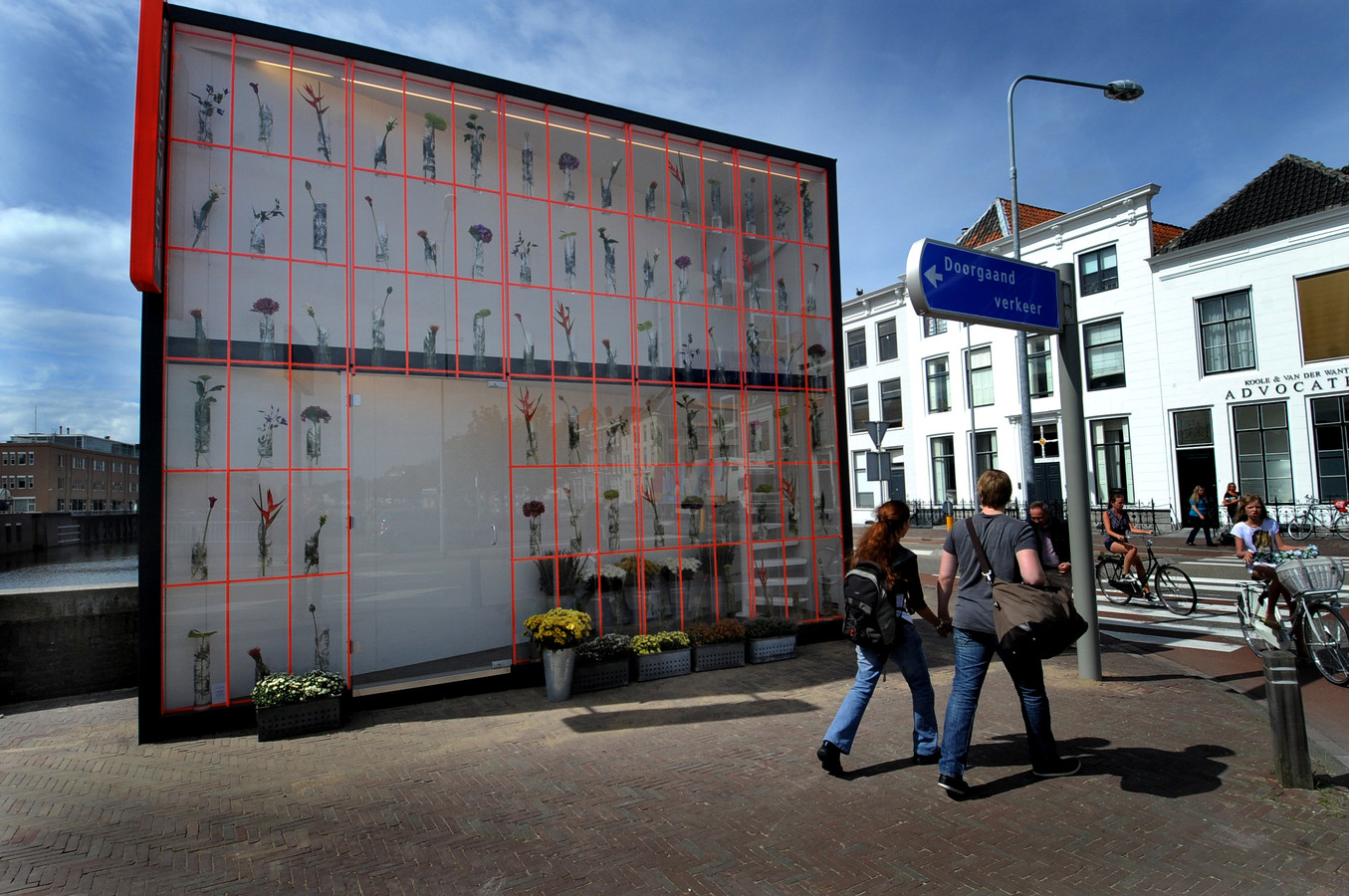 De tweedimensionale bloemenkiosk van Tobias Rehberger was in 2012 onderdeel van de eerste editie van Façade in Middelburg. De manifestatie keert, als het goed is, in 2022 terug, als onderdeel van Nieuw Zeeuws Peil.