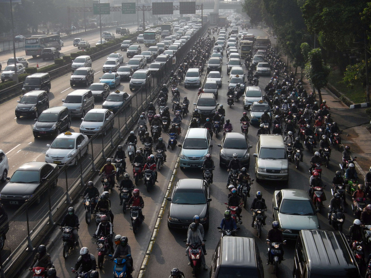 Een verkeersopstopping in de Indonesische hoofdstad Jakarta. Indonesië heeft de subsidies op fossiele brandstoffen inmiddels verlaagd. Beeld AFP