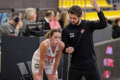 Basketbalcoach Jeroen van Vugt maakt promotie