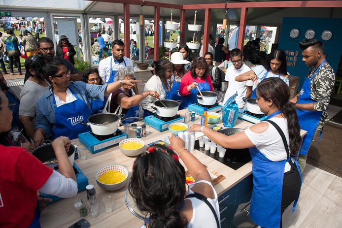 Kookworkshops op het Milan Summer Festival in Den Haag, naar verluidt het grootste Hindostaanse openluchtfestival van Europa.