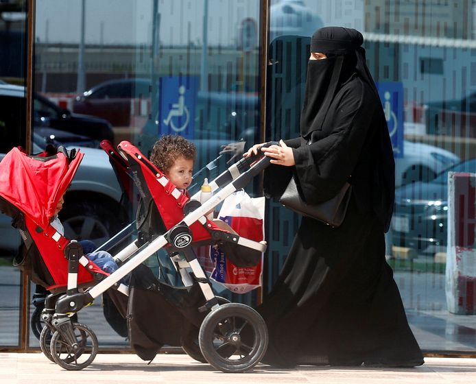 Een Saoedische vrouw op stap met haar kinderen. Het hoederecht over de kinderen kan een Saoedische gescheiden vrouw slechts enkele jaren opeisen.