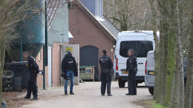 Inval met pantservoertuig bij vermoedelijk drugslab in Lunteren, drie arrestaties: ‘Werd mogelijk XTC geproduceerd’