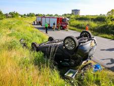 Auto meerdere keren over de kop in Zutphen, bestuurder (29) zwaargewond naar ziekenhuis