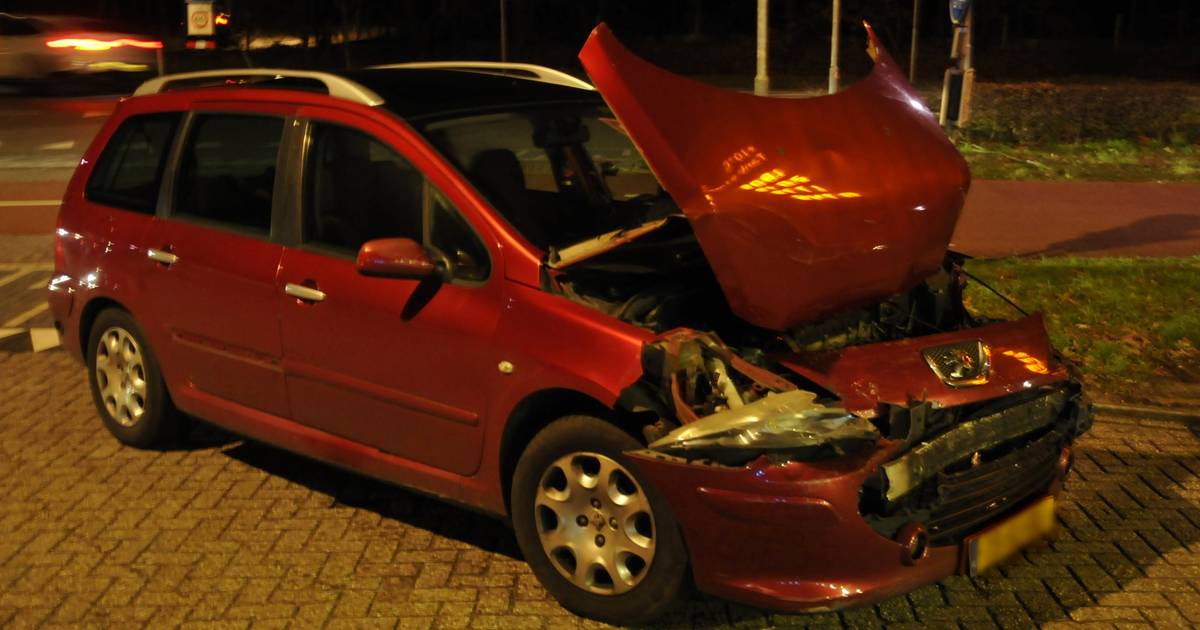 Flinke schade aan twee auto’s na botsing in Oss.