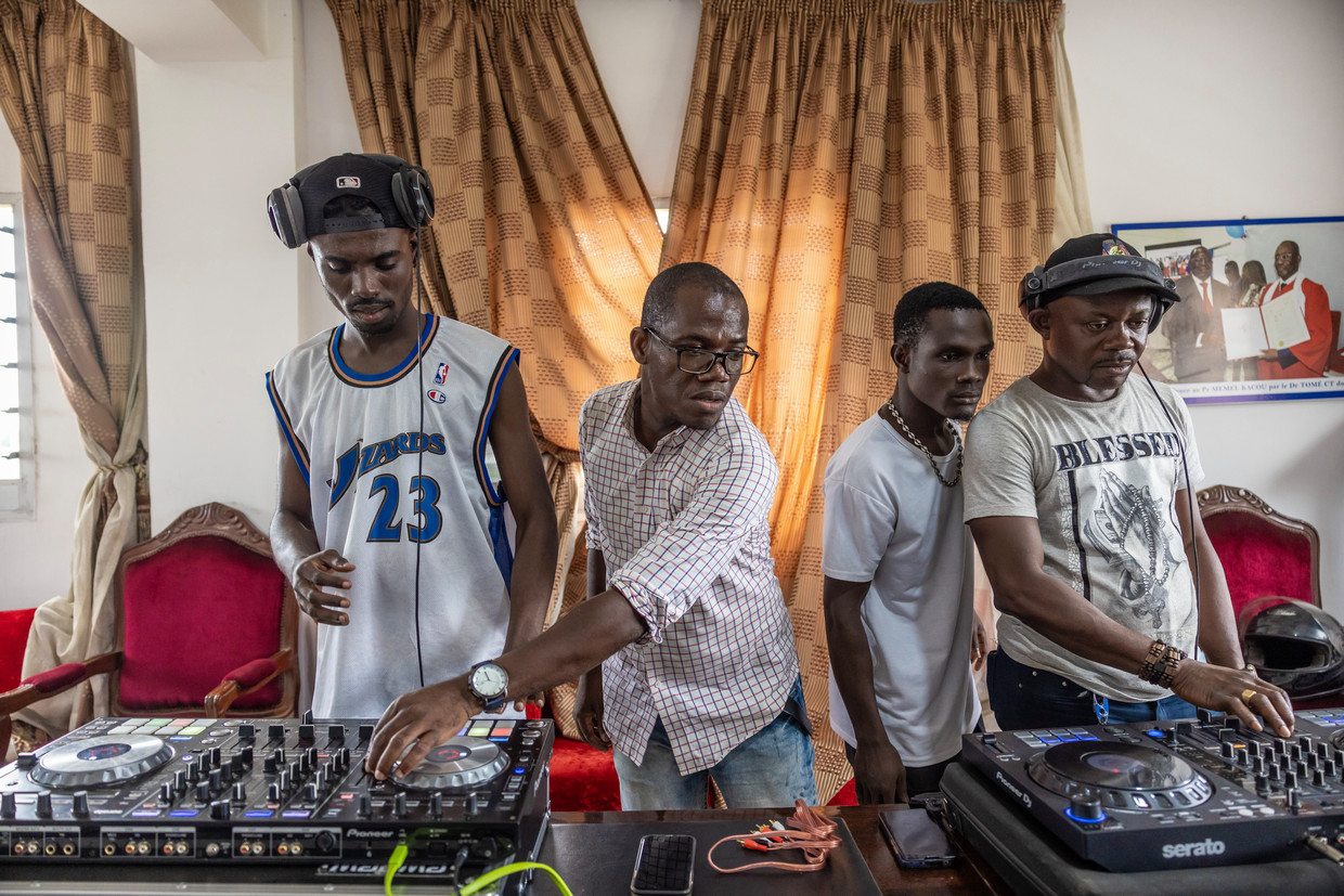DJ Apoloss (met bril) begeleidt studenten van de DJ School in Abidjan, de grootste stad van Ivoorkust. Rechts DJ Souley, die al als dj werkt in nachtclubs in Abidjan. ‘Ik deed altijd alles op gevoel, nu begrijp ik wat ik doe.’ Beeld Sven Torfinn / de Volkskrant