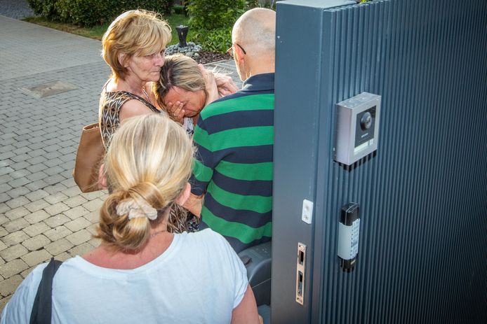 De vriendin van Jürgen Conings wordt getroost door zijn tante, zijn nichtje kijkt toe.