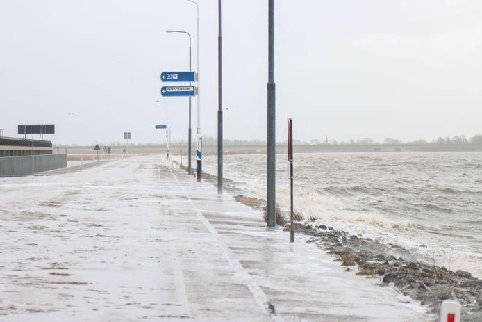 Hoog water in Holwerd vrijdag. De fietspaden en de parkeergarage op de veerdam staan al onder water vanwege storm Eunice.