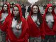 Vrouwen verkleed als ‘Marianne’ en met ontblote borsten staan oog in oog met ordediensten in Parijs