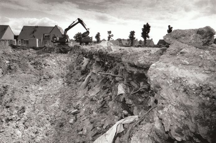 24 juni 1993: Er moest een flink stuk afgegraven worden om de vervuilde grond aan de Postelseweg in Eersel weg te krijgen.