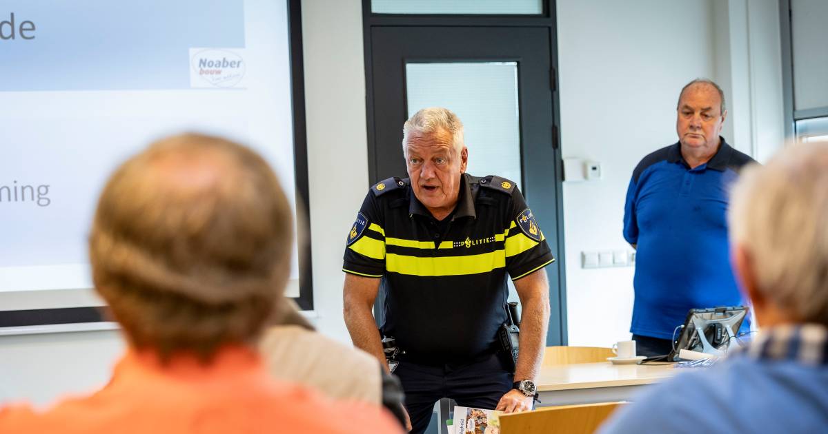 Politieman praat senioren in Hengelo bij over cybercrime en dit is wat hij ze leert