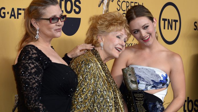 Actrice Debbie Reynolds (midden) met links haar dochter Carrie Fisher en rechts kleindochter Billie Lourd.