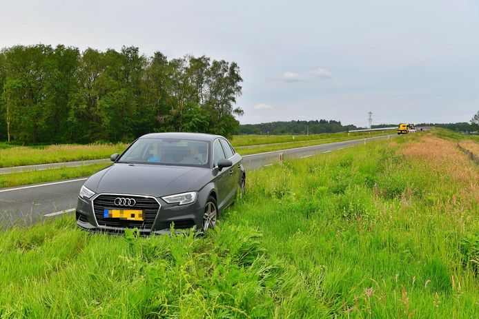 Tegemoetkomend verkeer moet auto op N69 ontwijken, tegenligger raakt ...
