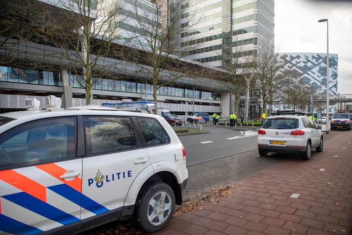 Toen in Eindhoven een man werd ontvoerd noteerden getuigen het kenteken. Een paar uur later sloeg de politie op Schiphol alarm: de Audi stond dar in de parkeergarage, met twee mannen erin. Het slachtoffer was ergens bij Roosendaal afgeleverd.