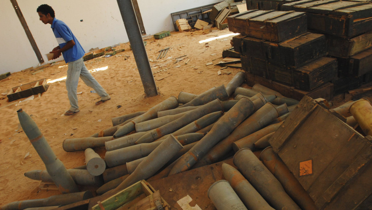 Libiërs onderzoeken een onbewaakte wapenvoorraad. Beeld getty
