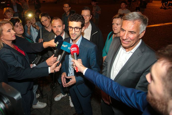 David Dessers (Groen), Mohamed Ridouani (sp.a) en Carl Devlies (CD&V) vanavond in Leuven. Ridouani sloot een coalitieakkoord met Groen en CD&V.