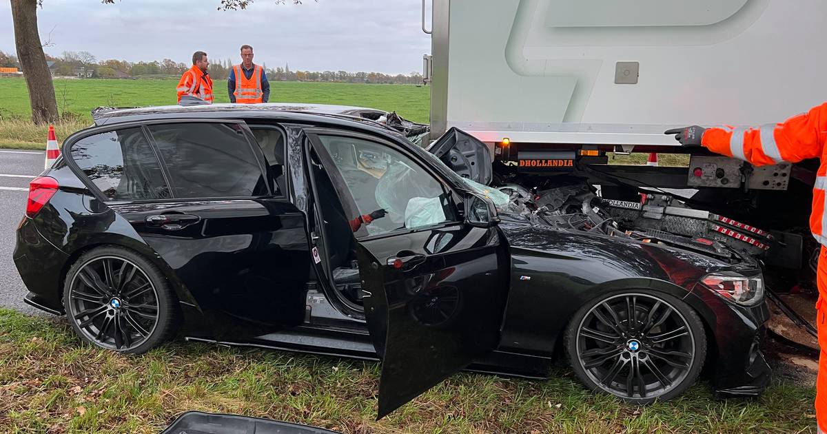 Dubbel ongeluk op ‘horrorkruising’ N35/N348: veel schade, geen gewonden.