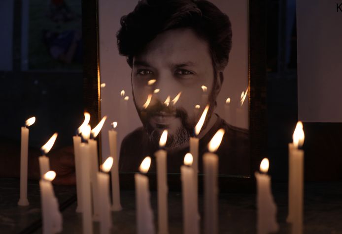 Indiase journalisten houden een wake voor de in Afghanistan omgekomen fotograaf Danish Siddiqui, die voor persbureau Reuters aan de slag was.