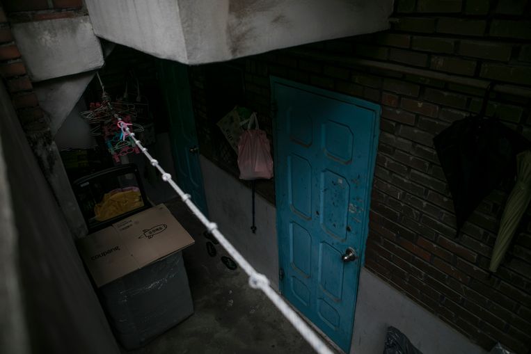 De voordeur van een van de vele kelderwoningen in Seoul. Beeld Woohae Cho